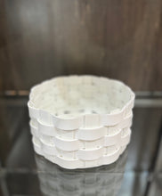 Carica l'immagine nel visualizzatore di Gallery, Centrotavola bianco in SSM *Corian diametro cm.22