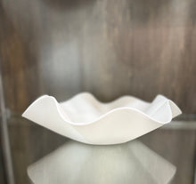 Carica l'immagine nel visualizzatore di Gallery, Centrotavola bianco in SSM *Corian diametro cm.30