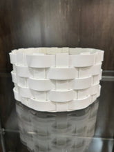 Carica l'immagine nel visualizzatore di Gallery, Centrotavola bianco in SSM *Corian diametro cm.22