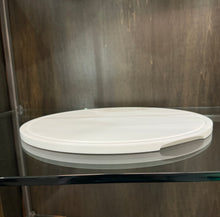 Carica l'immagine nel visualizzatore di Gallery, Vassoio / Tagliere di servizio bianco in SSM *Corian diametro cm.36 Spessore cm.1