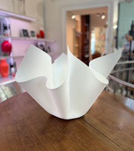 Carica l'immagine nel visualizzatore di Gallery, Centrotavola XL bianco in SSM *Corian diametro cm.55