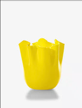 Carica l'immagine nel visualizzatore di Gallery, Venini vaso Fazzoletto H 30 giallo
