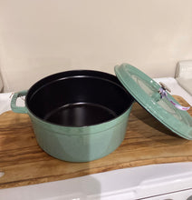 Carica l'immagine nel visualizzatore di Gallery, Staub cocotte tonda cm 26