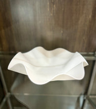 Carica l'immagine nel visualizzatore di Gallery, Centrotavola bianco in SSM *Corian diametro cm.30