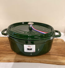 Carica l'immagine nel visualizzatore di Gallery, Staub cocotte ovale cm.31 colore basilico