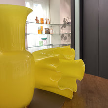 Carica l'immagine nel visualizzatore di Gallery, Venini vaso Fazzoletto H 30 giallo