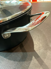 Load image into Gallery viewer, Barazzoni Black Titan 🇮🇪 casseruola antiaderente cm.24 con coperchio design Claudio Bellini