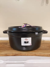 Carica l'immagine nel visualizzatore di Gallery, Staub cocotte tonda cm.26 nera
