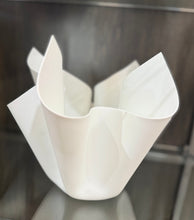 Carica l'immagine nel visualizzatore di Gallery, Centrotavola Superlight bianco in SSM *Corian diametro cm.30