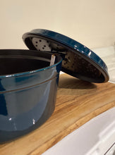 Carica l'immagine nel visualizzatore di Gallery, Staub cocotte tonda cm 26 colore mer