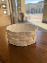 Carica l'immagine nel visualizzatore di Gallery, Centrotavola bianco in SSM *Corian diametro cm.30