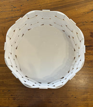 Carica l'immagine nel visualizzatore di Gallery, Centrotavola bianco in SSM *Corian diametro cm.30