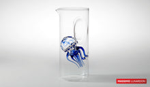 Carica l'immagine nel visualizzatore di Gallery, Caraffa realizzata a mano in vetro borosilicato con all'interno un animale marino.