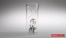 Carica l'immagine nel visualizzatore di Gallery, Caraffa realizzata a mano in vetro borosilicato con all'interno un animale marino.