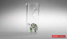 Carica l'immagine nel visualizzatore di Gallery, Caraffa realizzata a mano in vetro borosilicato con all'interno un animale marino.