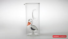 Carica l'immagine nel visualizzatore di Gallery, Caraffa realizzata a mano in vetro borosilicato con all'interno un tucano.