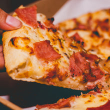 Load image into Gallery viewer, Ooni Karu 12 forno per pizza portatile a carbone e legna