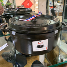 Load image into Gallery viewer, Staub cocotte tonda in ghisa nera cm.24