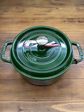 Load image into Gallery viewer, Staub Cocotte tonda verde cm.24