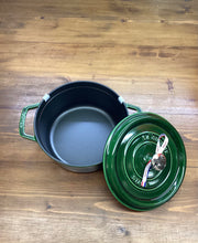 Load image into Gallery viewer, Staub Cocotte tonda verde cm.24