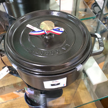 Load image into Gallery viewer, Staub cocotte tonda in ghisa nera cm.24