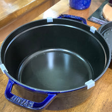 Load image into Gallery viewer, Staub Cocotte tonda blu cm.20