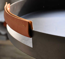 Carica l&#39;immagine nel visualizzatore di Gallery, Vassoio in alluminio colore moro con manici in cuoio Knindustrie
