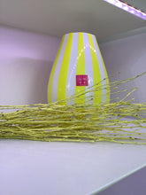 Carica l'immagine nel visualizzatore di Gallery, Vaso in vetro soffiato a cannette verticali giallo/ bianco   Made in Italy
