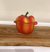 Load image into Gallery viewer, Staub cocotte in ceramica “ peperone”🌶️
