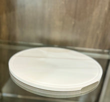 Load image into Gallery viewer, Vassoio / Tagliere di servizio bianco in SSM *Corian diametro cm.36 Spessore cm.1
