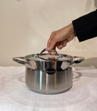 Load image into Gallery viewer, Barazzoni made in Italy                             Casseruola due manici con coperchio
