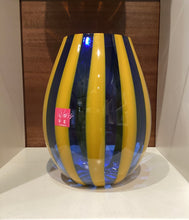 Carica l'immagine nel visualizzatore di Gallery, Vaso in vetro soffiato a cannette verticali giallo/ blu   Made in Italy

