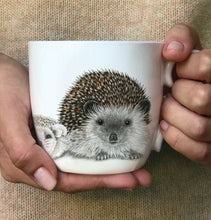 Carica l&#39;immagine nel visualizzatore di Gallery, Charlotte Nicolin tazza mug in bone china riccio e family.
