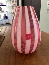 Carica l'immagine nel visualizzatore di Gallery, Vaso in vetro soffiato a cannette verticali rosa/ bianco
