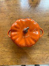 Load image into Gallery viewer, Staub Cocotte in ceramica zucca cm. 12,8
