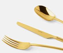 Carica l&#39;immagine nel visualizzatore di Gallery, Sambonet Posate 100 in acciaio Pvd gold.
Le posate della collezione 100 rendono omaggio al designer Roberto Sambonet per celebrare i 100 anni dalla sua nascita.
