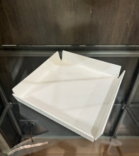 Load image into Gallery viewer, Vassoio bianco in SSM *Corian 30x30 cm.

