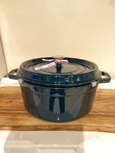 Load image into Gallery viewer, Staub cocotte tonda cm 26 colore mer
