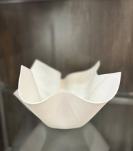 Load image into Gallery viewer, Centrotavola M bianco in SSM *Corian diametro cm.30
