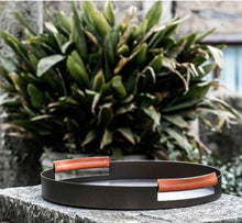 Carica l&#39;immagine nel visualizzatore di Gallery, Vassoio in alluminio colore moro con manici in cuoio Knindustrie
