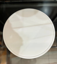 Load image into Gallery viewer, Vassoio / Tagliere di servizio bianco in SSM *Corian diametro cm.36 Spessore cm.1
