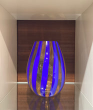 Carica l'immagine nel visualizzatore di Gallery, Vaso in vetro soffiato a cannette verticali blu/ arancio

