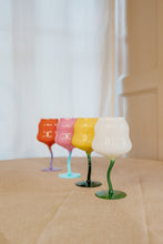 Carica l'immagine nel visualizzatore di Gallery, CALICI IN VETRO COLORATO SET 4 PZ COLORI ASSORTITI
