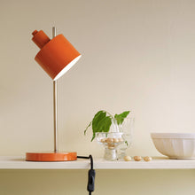 Load image into Gallery viewer, Lampada da tavolo in ottone/arancione oceano
