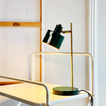 Load image into Gallery viewer, Lampada da tavolo verde oceano scuro/ottone
