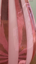 Carica e avvia il video nel visualizzatore di galleria, Vaso in vetro soffiato a cannette verticali rosa/ bianco
