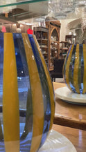 Carica e avvia il video nel visualizzatore di galleria, Vaso in vetro soffiato a cannette verticali giallo/ blu   Made in Italy
