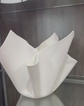 Load and play video in Gallery viewer, Centrotavola Superlight bianco in SSM *Corian diametro cm.30
