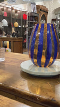 Carica e avvia il video nel visualizzatore di galleria, Vaso in vetro soffiato a cannette verticali blu/ arancio
