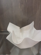 Load and play video in Gallery viewer, Centrotavola M bianco in SSM *Corian diametro cm.30
